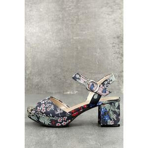 Chinese Laundry Women’s Tiki Oriental Platform Strappy Sandal 8 Comfort Low Heel